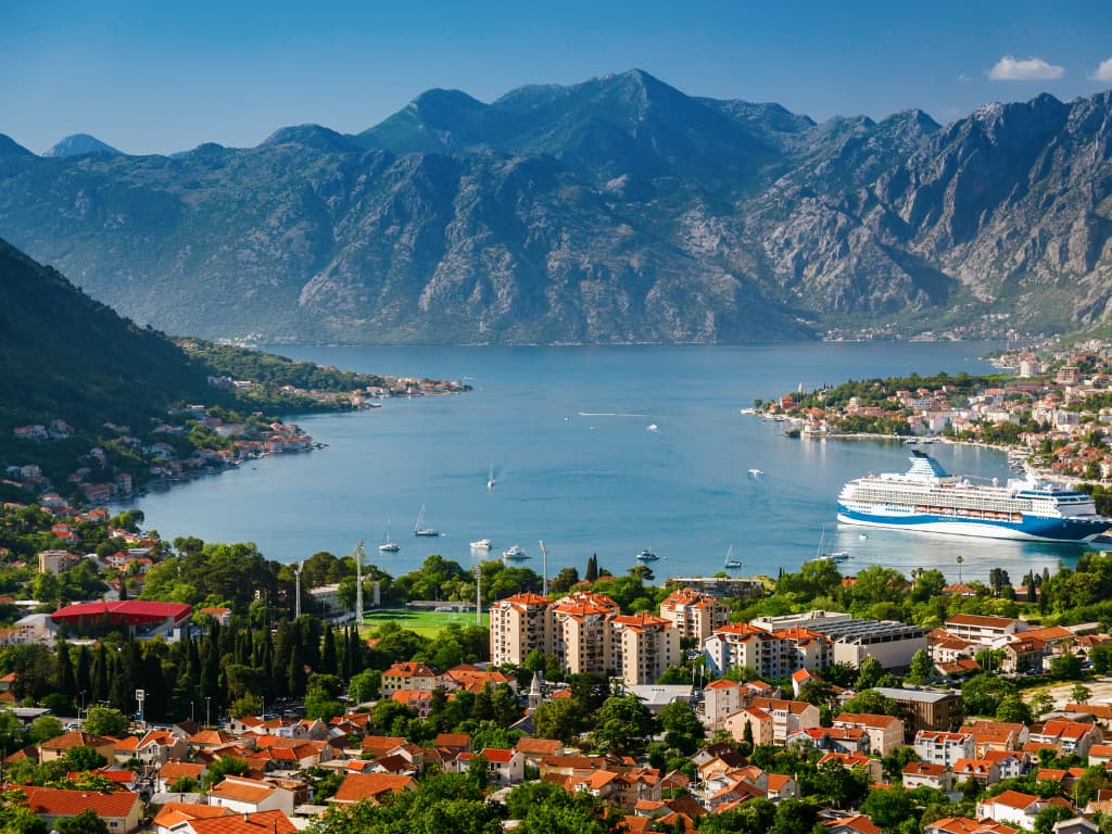 kotor-arabayla-balkan-turu-uskup-arac-kirala.webp