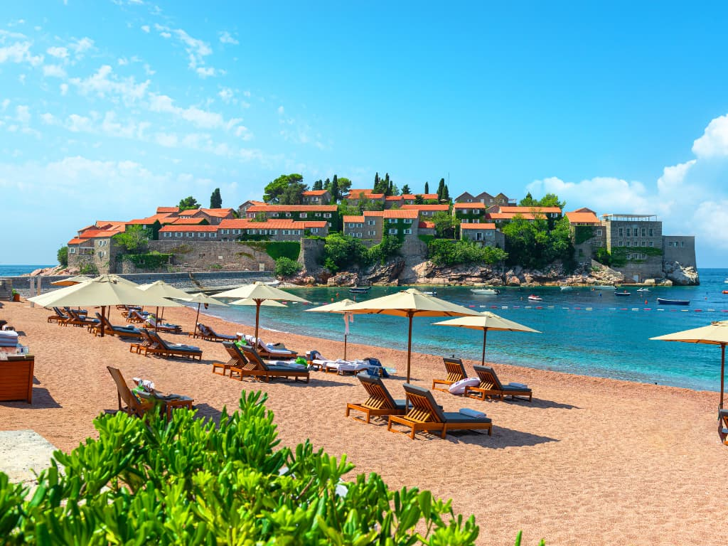 sveti-stefan-arabayla-balkan-turu-rotasi.webp
